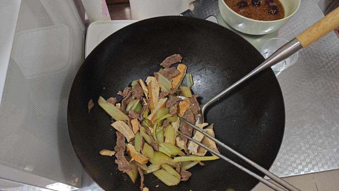 芹菜香干炒牛肉