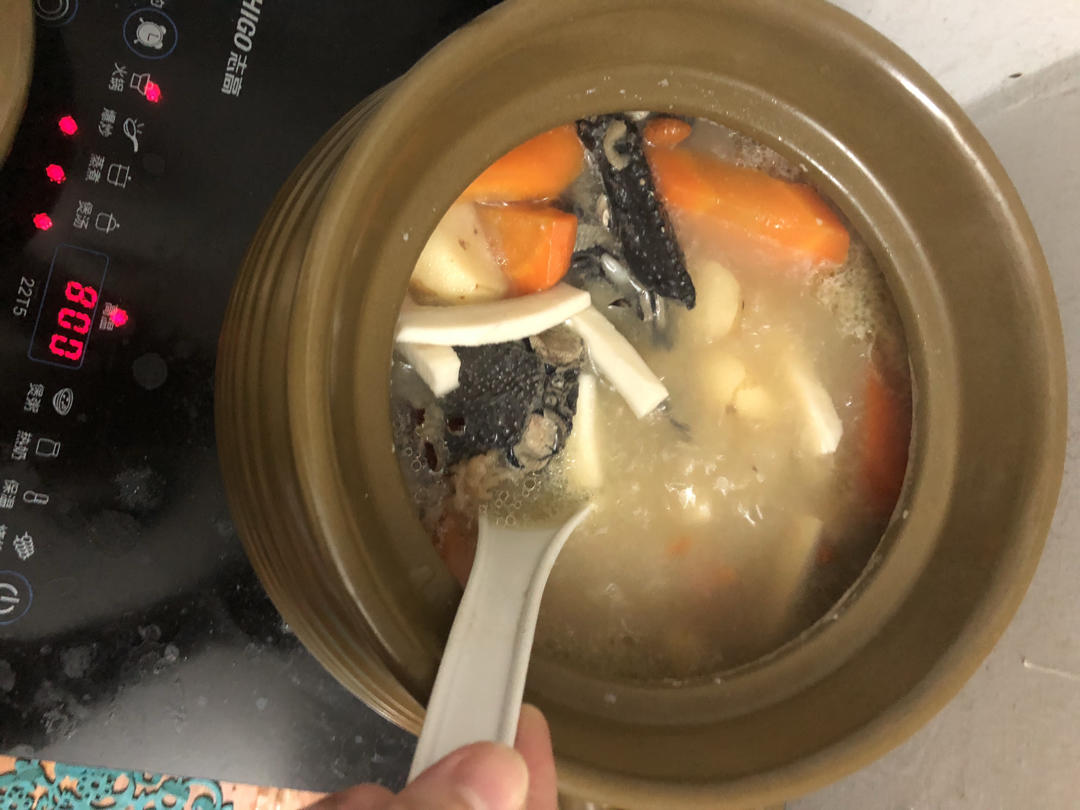 奶白椰汁乌鸡汤"