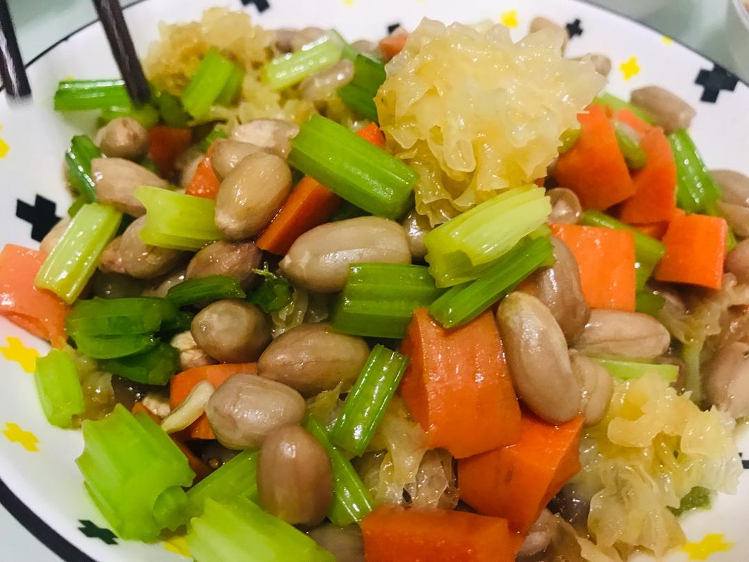 凉拌芹菜花生米胡萝卜
