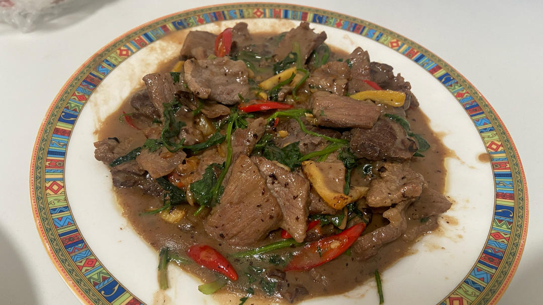 香菜炒牛肉，香辣下饭，爱吃香菜的朋友看过来，拌饭绝了