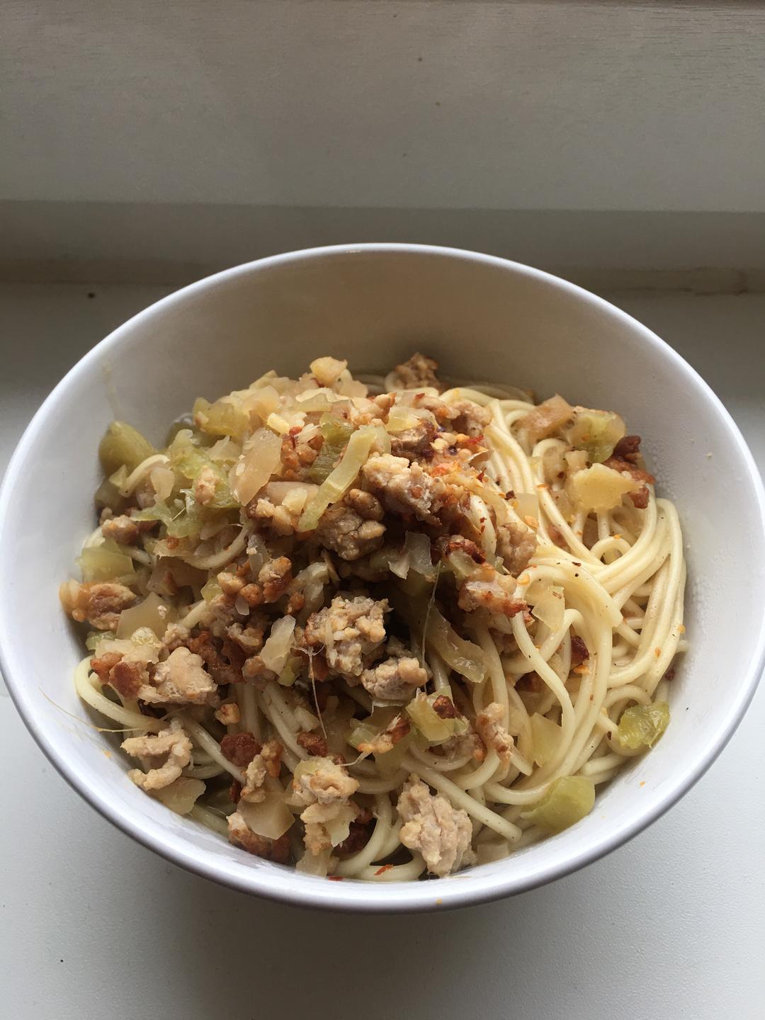 超简单的肉末酸菜焖面