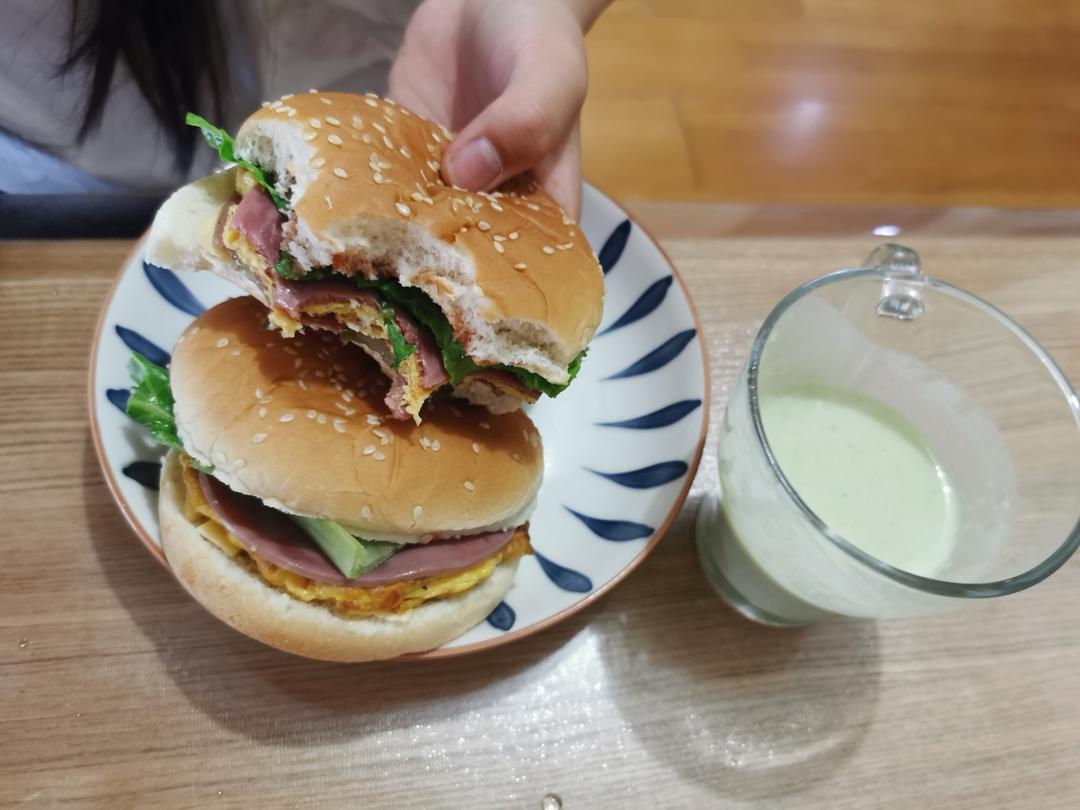 牛肉汉堡 煎出香嫩多汁的牛肉饼