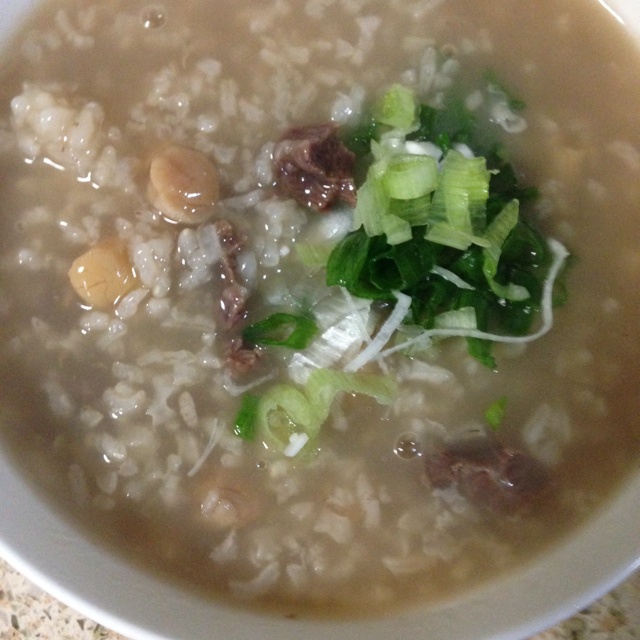 窝蛋生滚牛肉粥