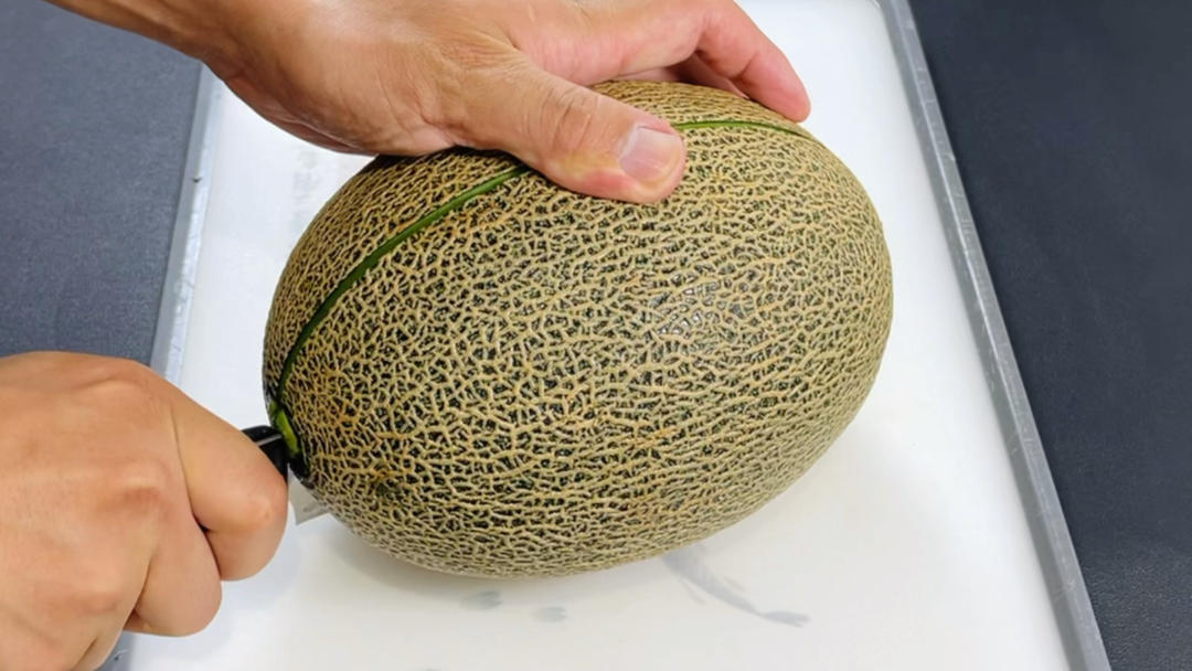今天才知道，哈密瓜还能这样切，不脏手不流汁，又快又好看，实用