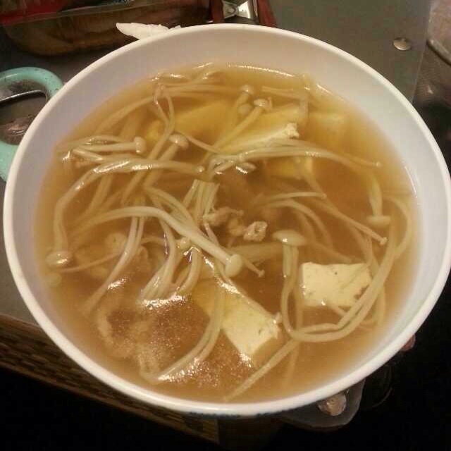 金针菇豆腐肉片汤