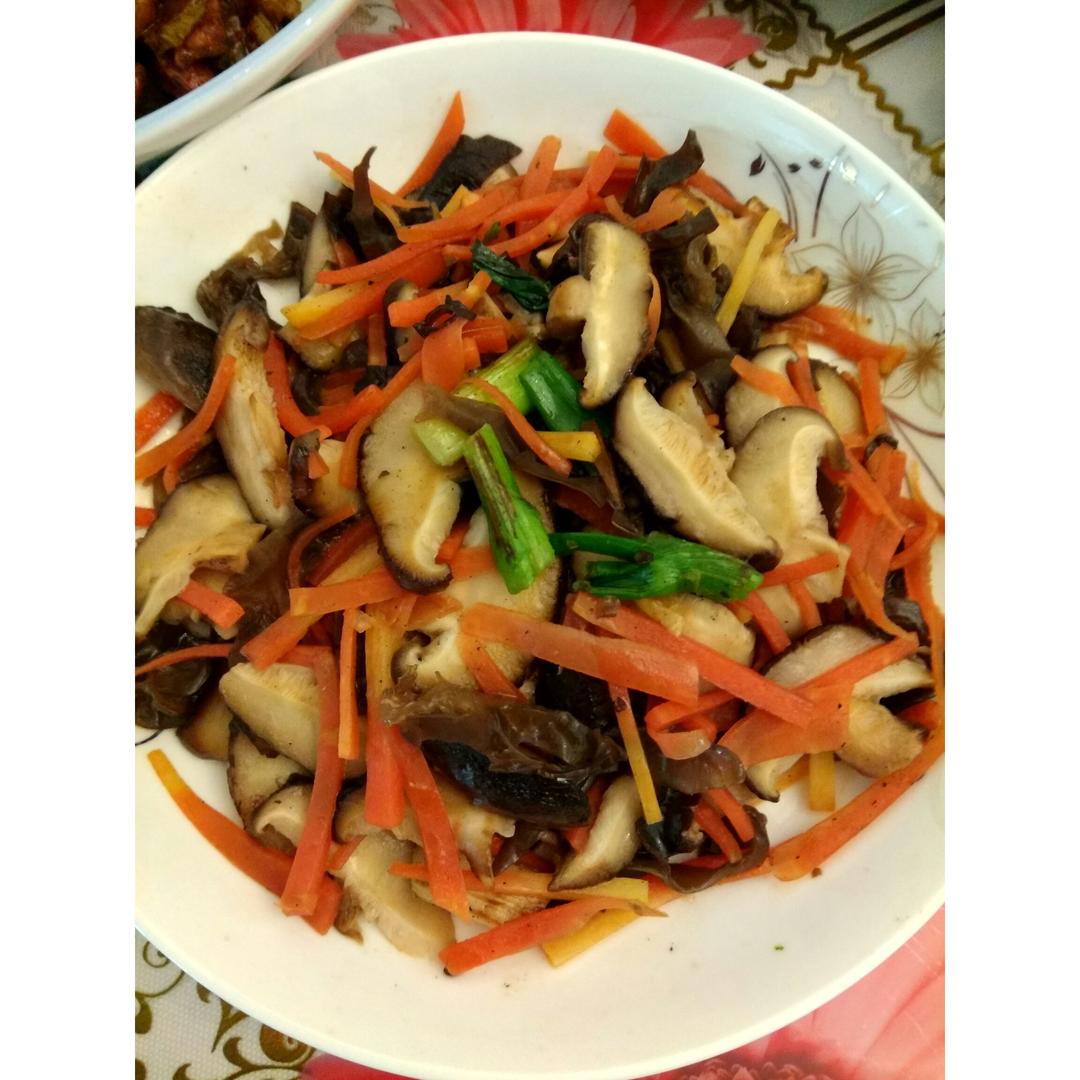 胡萝卜香菇炒木耳