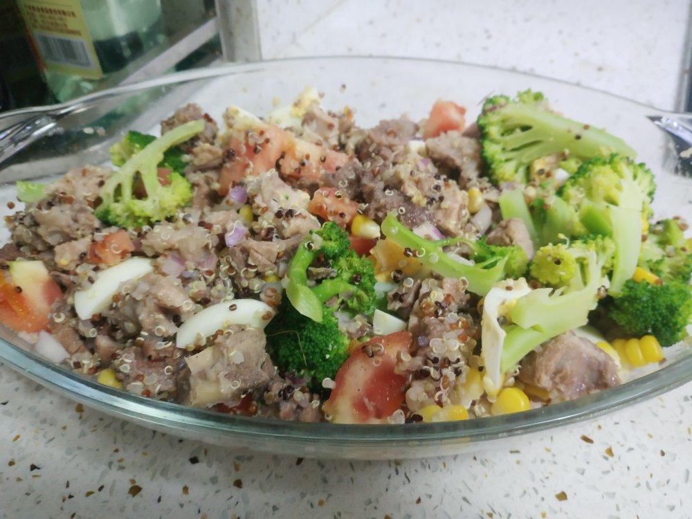 藜麦鸡胸沙拉