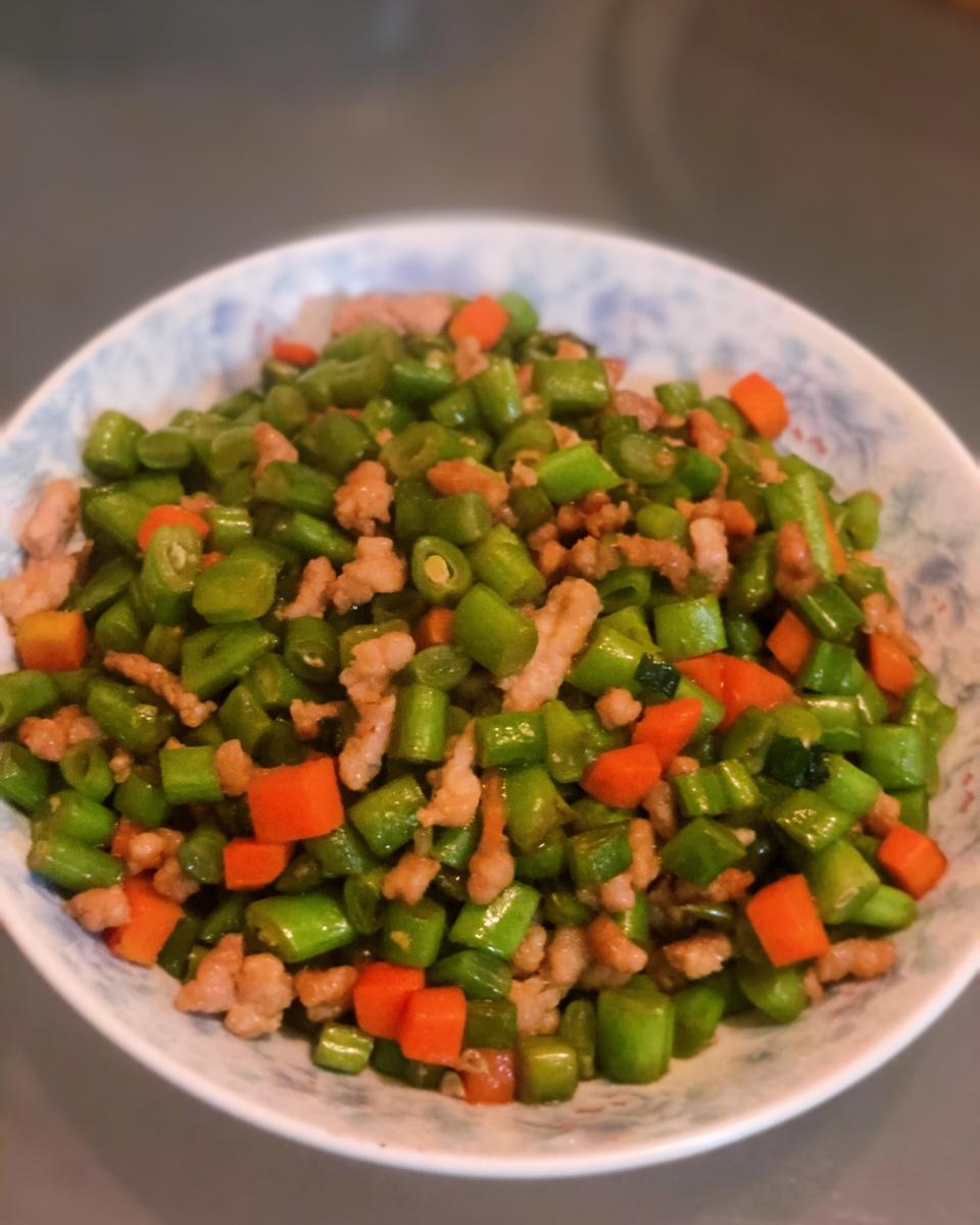 儿子能吃满满一碗饭的肉末豆角