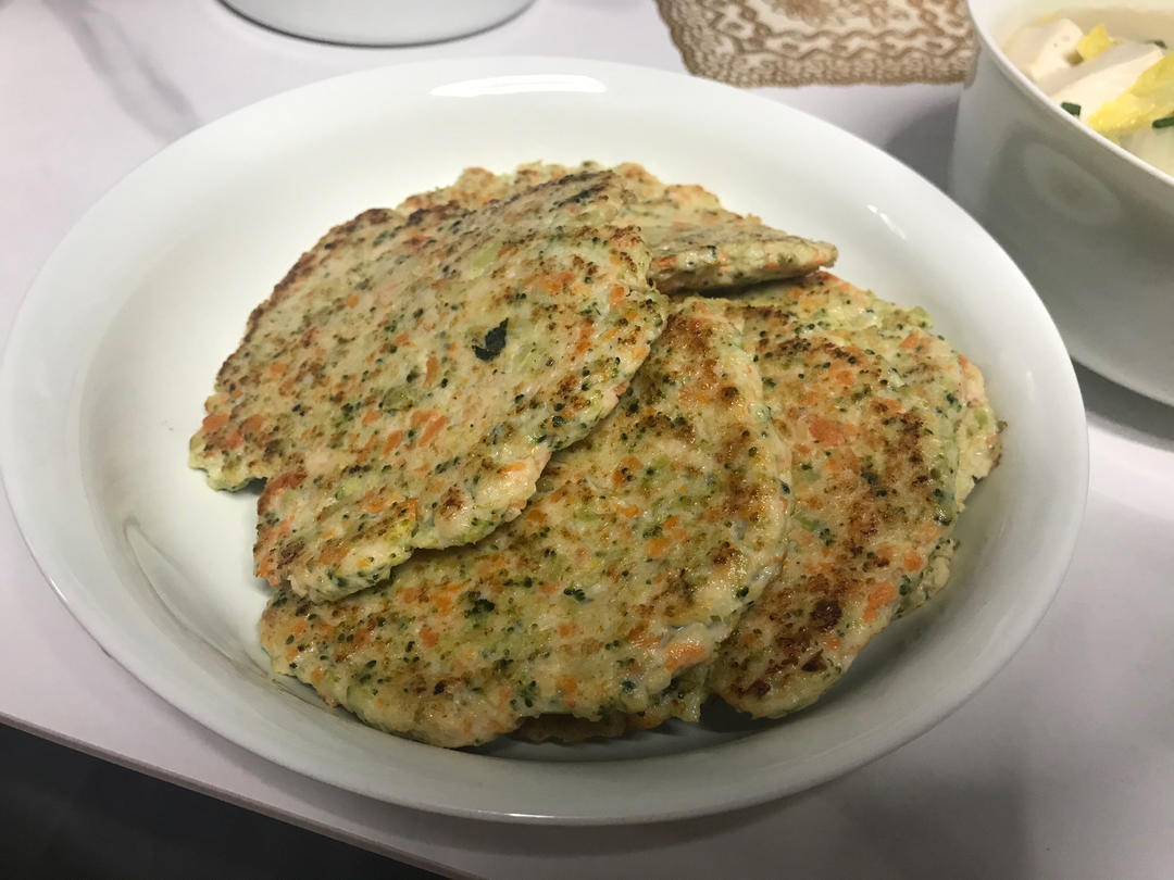 减肥、健身人士吃了狂点赞的蔬菜鸡胸肉饼