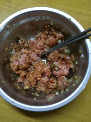 芹菜猪肉水饺的做法 步骤3