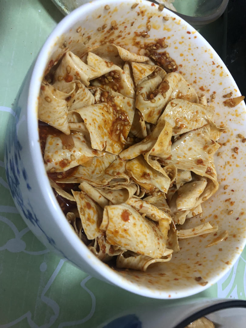 做法超简单的麻辣豆皮，孩子说比外面的辣条好吃多了！