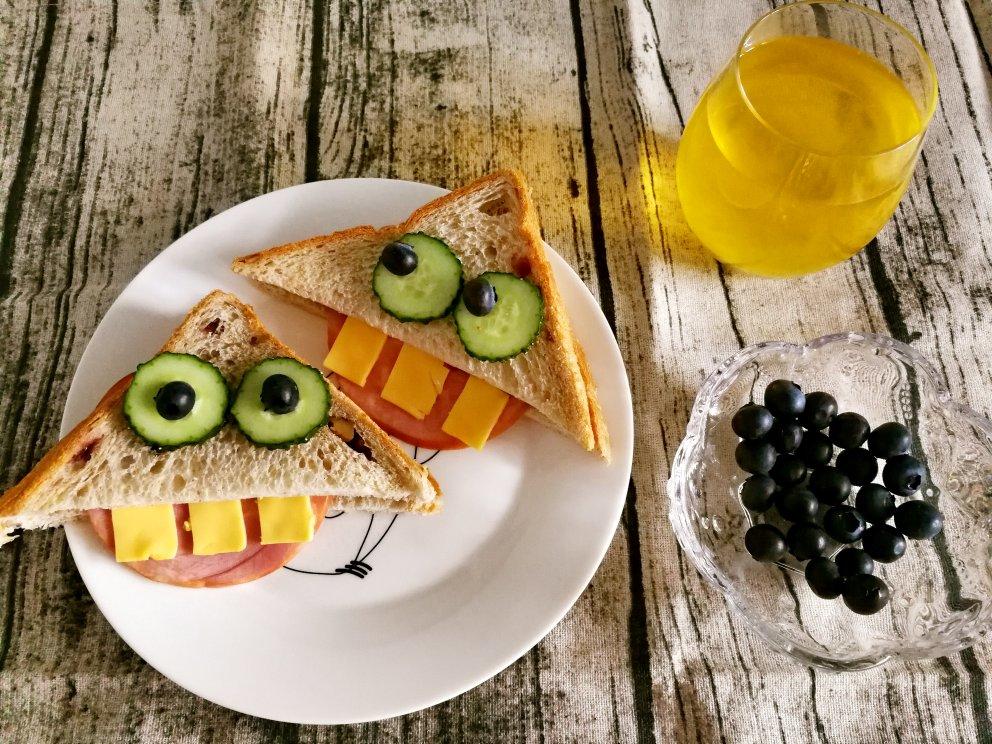 会吐舌头的大牙怪三明治