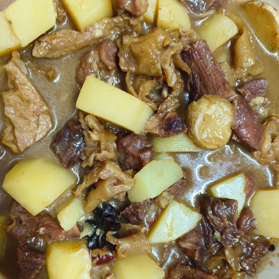筋头巴脑（就是带肉的牛蹄筋）炖红萝卜土豆（比外面买成品实惠很多）
