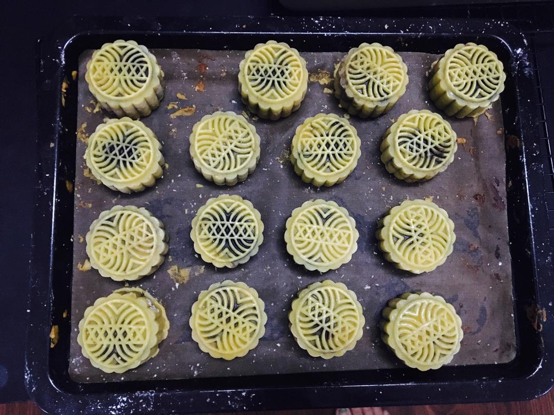 广式月饼—蛋黄芝麻月饼