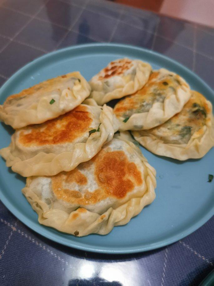 不用揉面的韭菜盒子（馅大皮薄！吃两张就饱！）