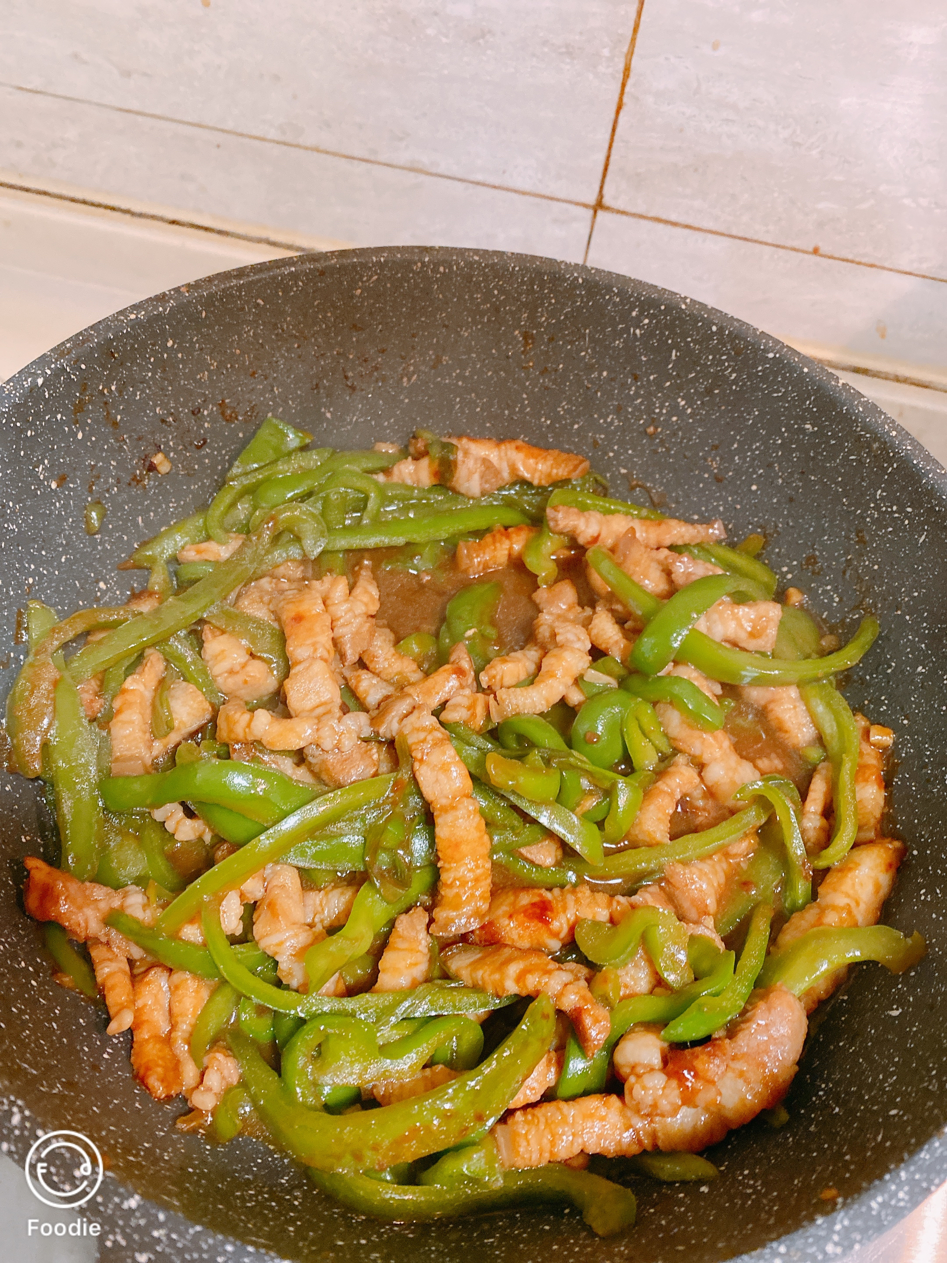 经典的家常菜，青椒炒肉丝，简单的食材也能做出如此美味