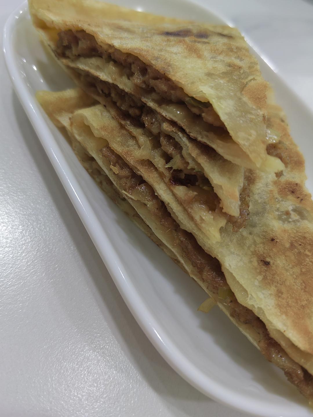 梅菜肉酱饼+西葫芦炒木耳胡萝卜