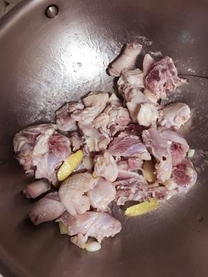 香喷喷蘑菇炖小鸡儿的做法 步骤2