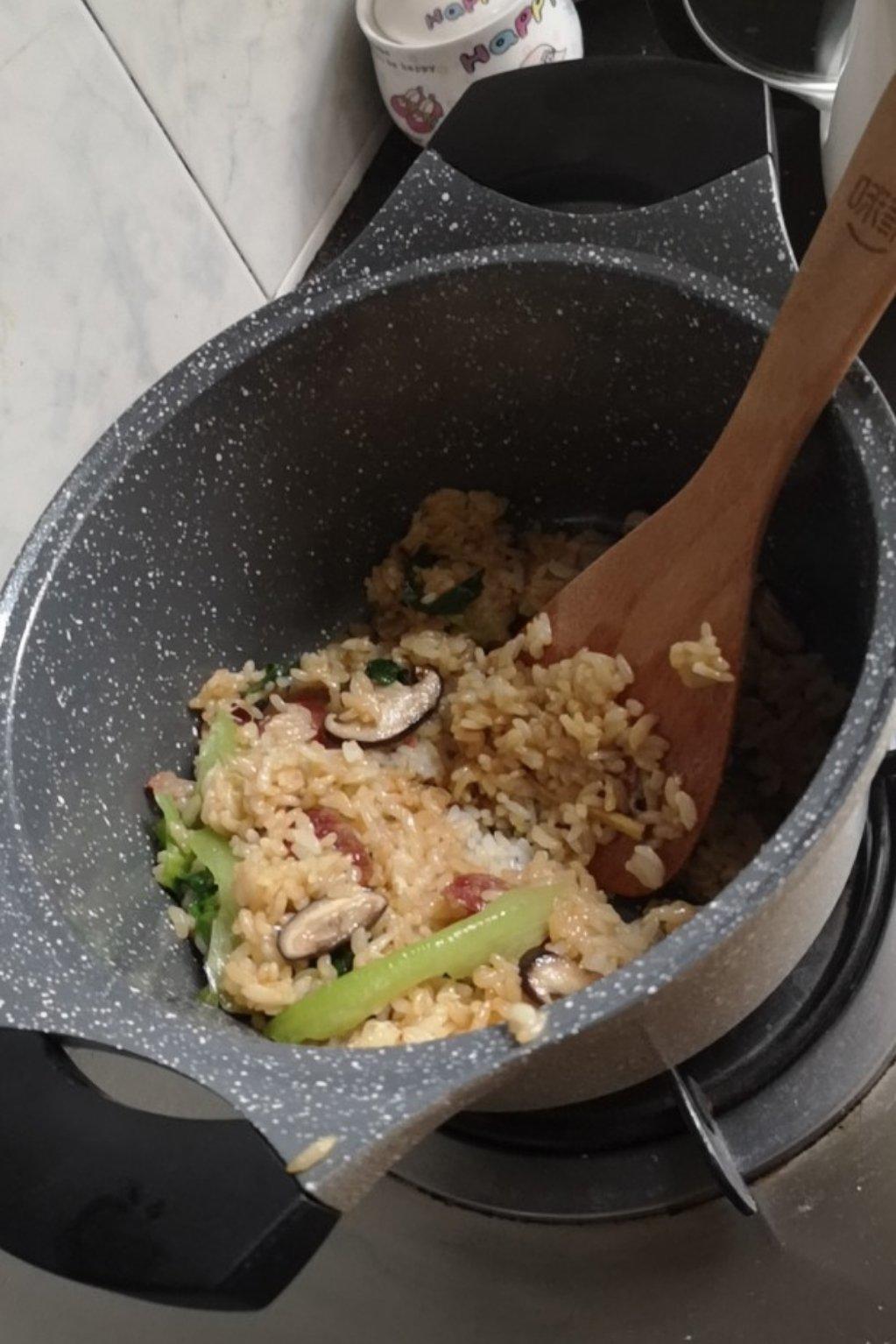 广式腊味煲仔饭