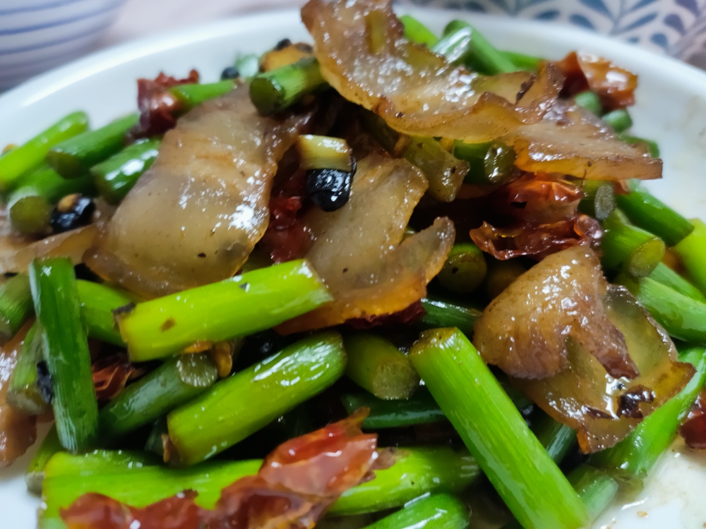 超级下饭的一道菜蒜苔炒风干腊肉的做法 步骤7