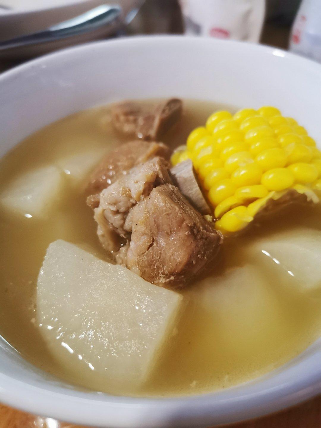 清淡解腻的「萝卜排骨汤」