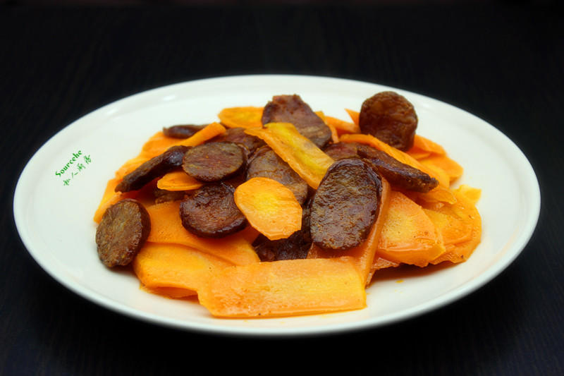 腊肠炒胡萝卜的做法