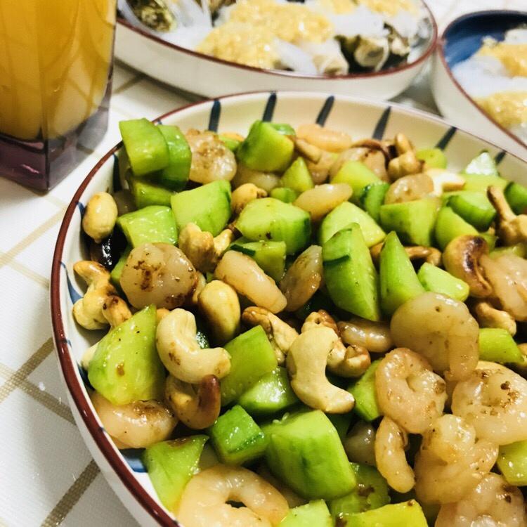 简单又营养的腰果黄瓜炒虾仁