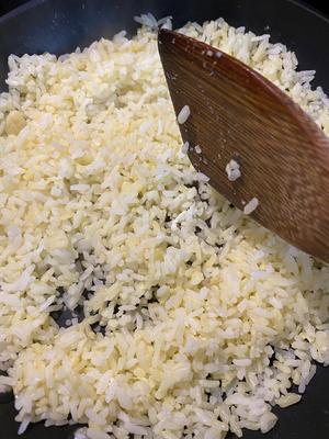 白酱奶酪焗蛋炒饭的做法 步骤2