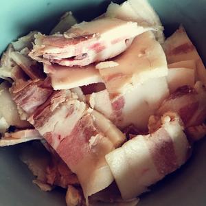 干锅肉片花菜的做法 步骤2