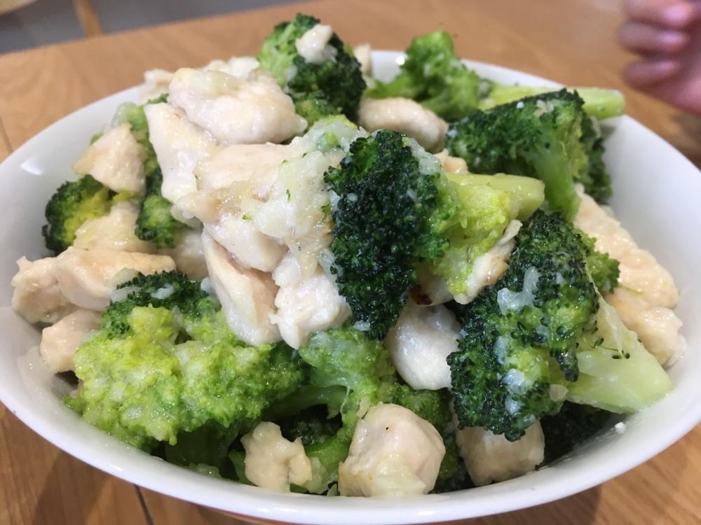 减脂增肌食谱——美味西兰花炒鸡胸肉