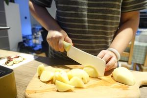 土豆炖鸡架的做法 步骤5