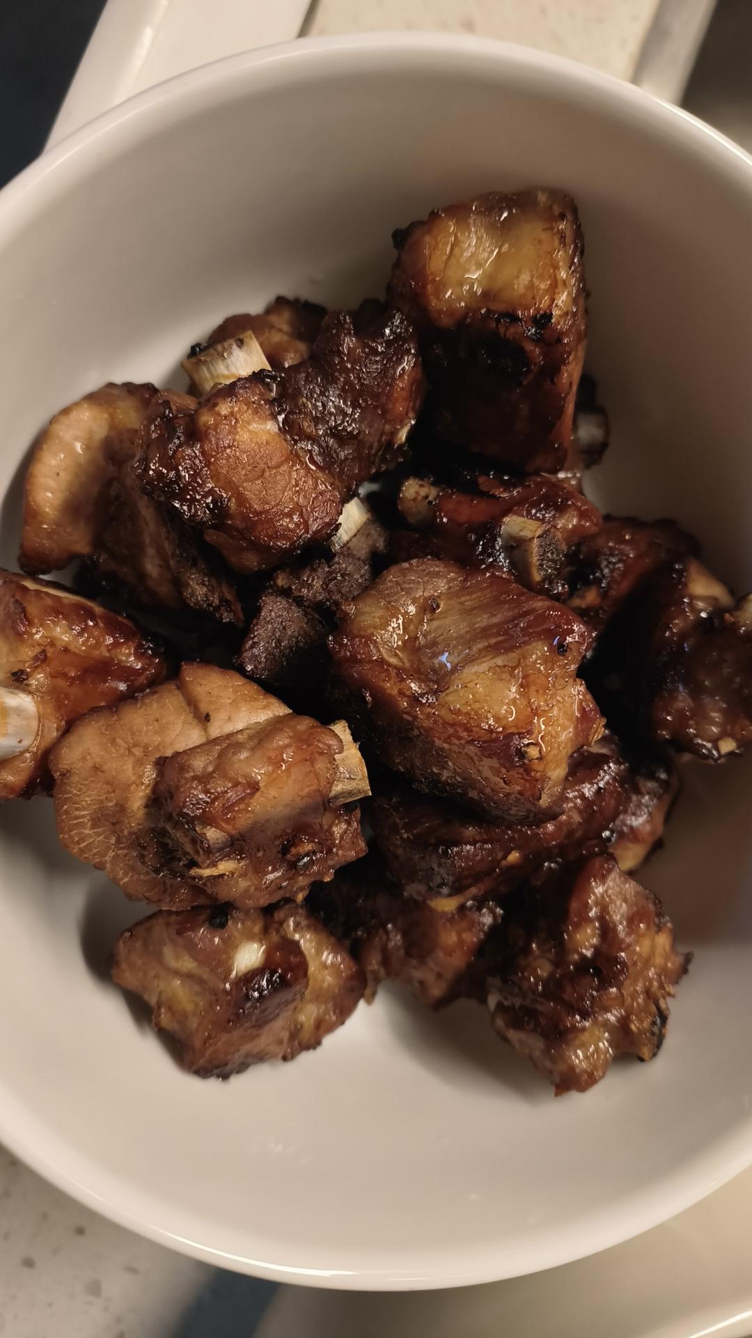 外焦里嫩！好吃到舔手指的蒜香烤排骨