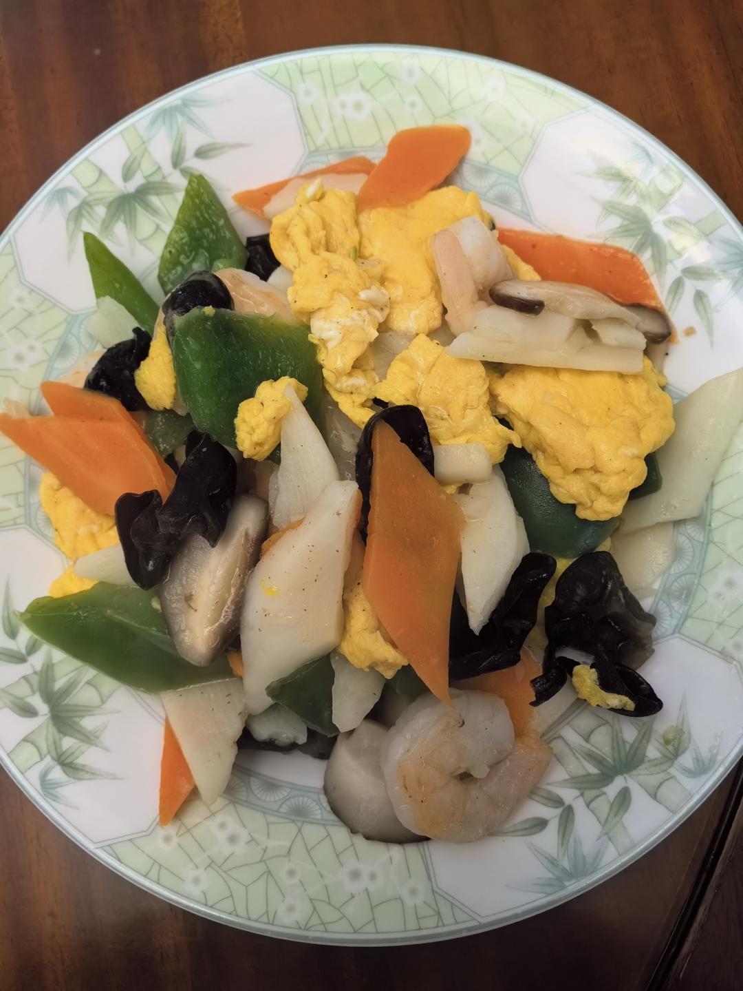 胡萝卜黄瓜虾仁炒木耳