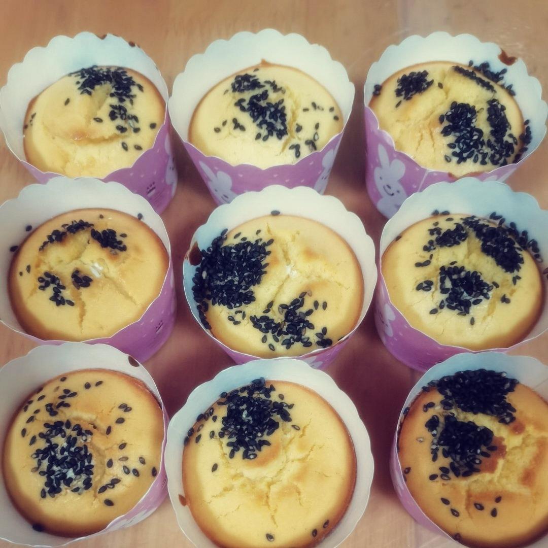 妈妈吃了一口蜂蜜老蛋糕，就让我去摆摊了...