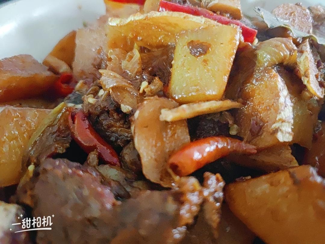 用料简单的牛排骨炖萝卜