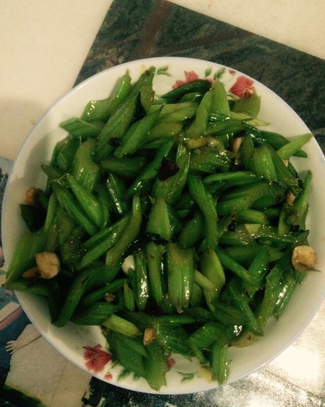 炝炒芹菜