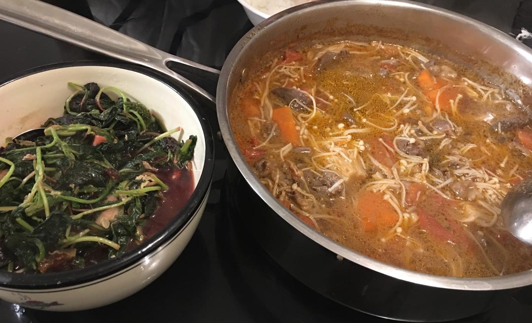 【金针菇番茄肥牛锅】
