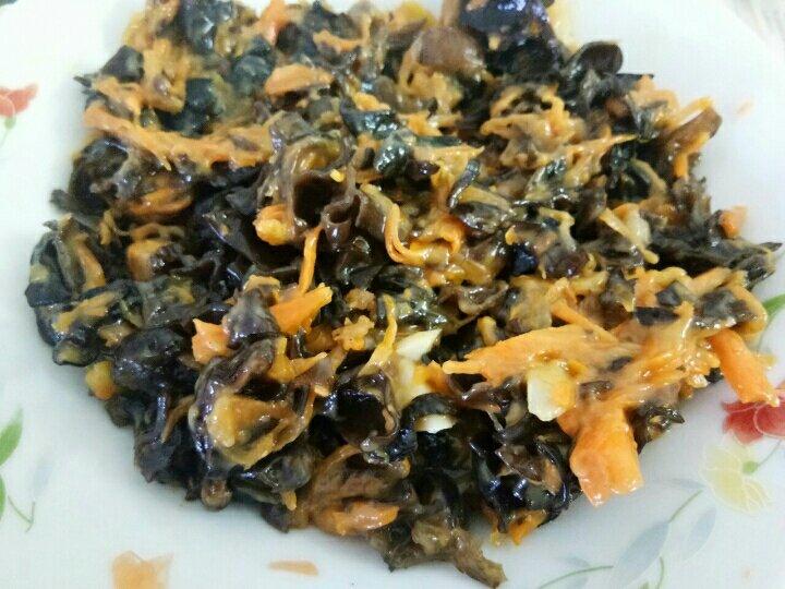 胡萝卜香菇炒木耳