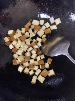 香喷喷烟熏豆干锅巴土豆焖饭的做法 步骤2