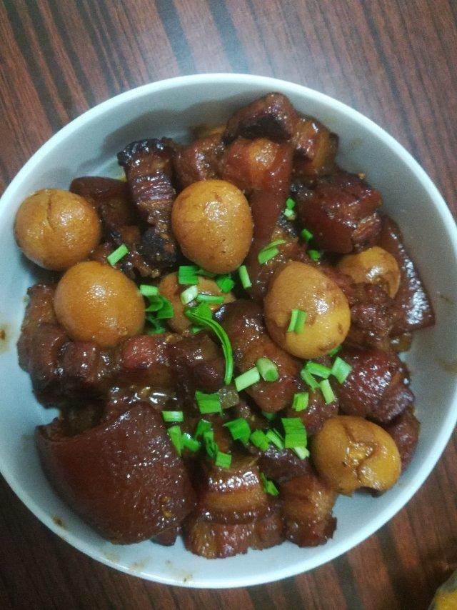 加了鹌鹑蛋后，这盘红烧肉，美味的逆天啦——鹌鹑蛋烧肉（孔瑶食谱）