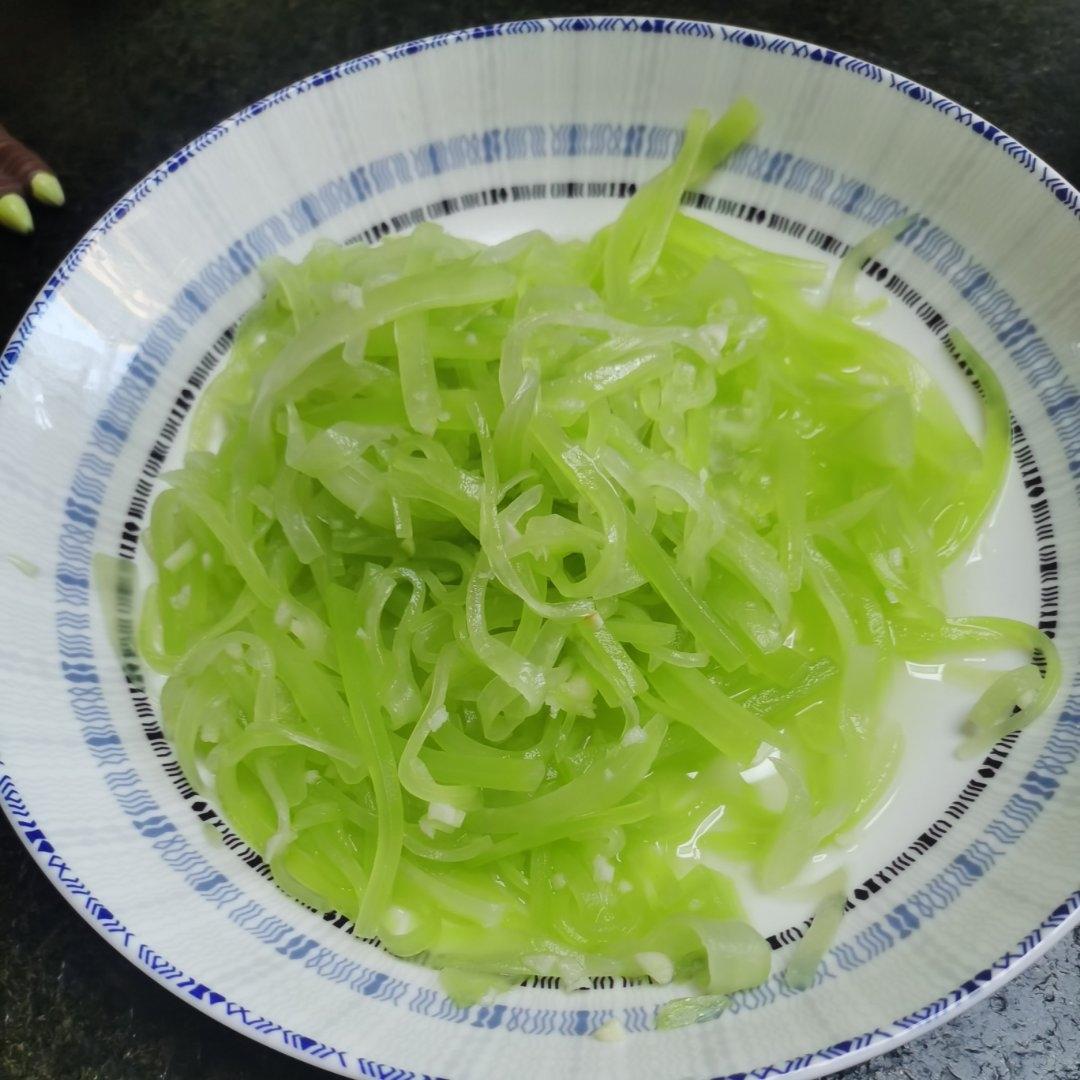 厨师长教你：夏日开胃小菜“凉拌莴笋丝”的家常做法，简单易学赶紧收藏吧