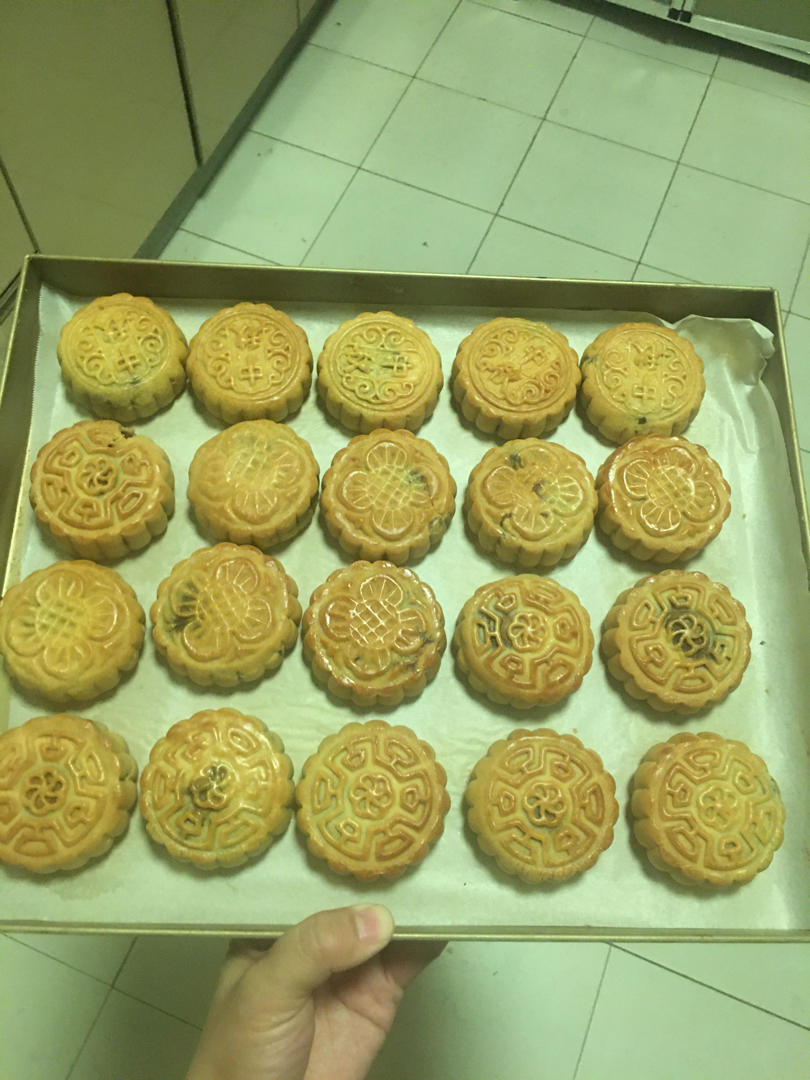 广式月饼－－蛋黄豆沙月饼