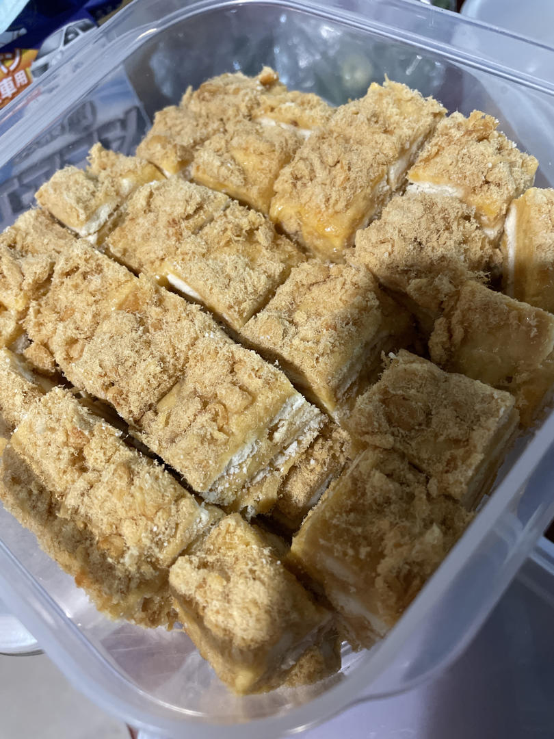 咸蛋黄肉松雪花酥