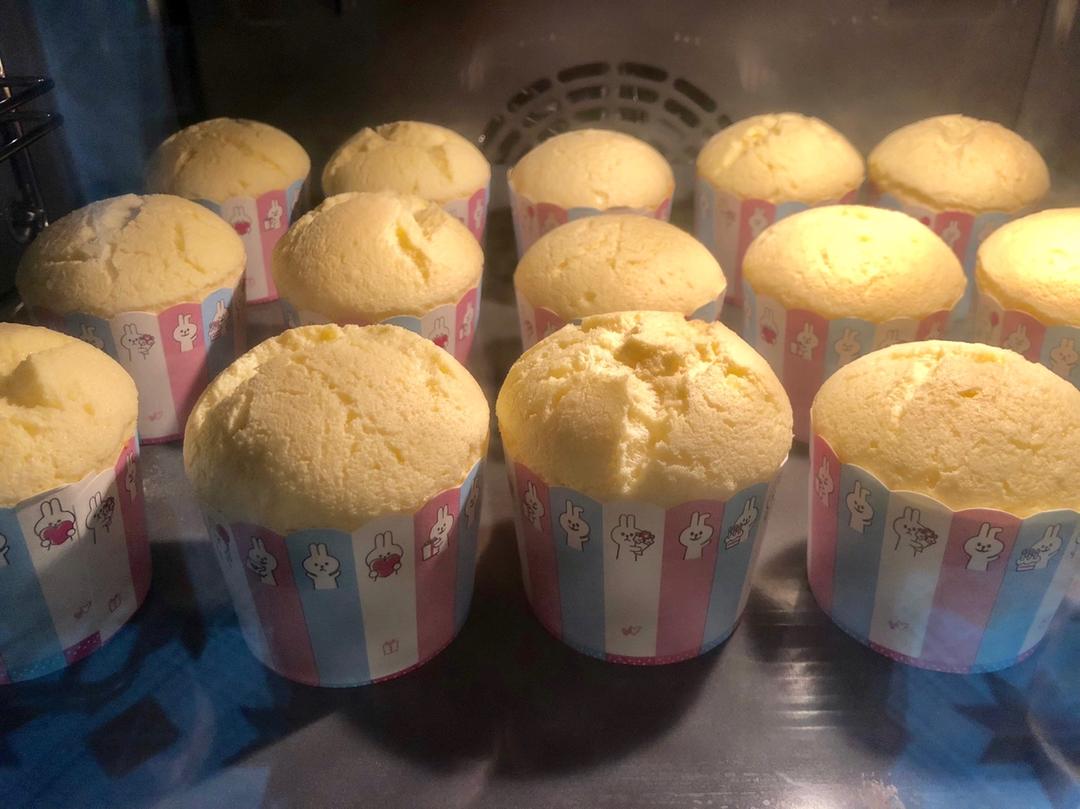 软绵绵戚风纸杯蛋糕