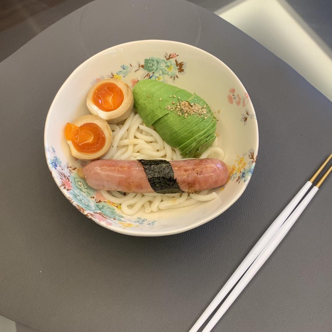 牛油果拌乌冬面