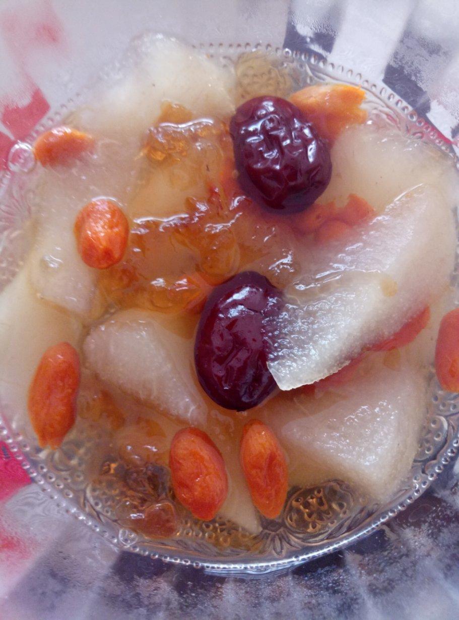 桃胶雪燕银耳汤
