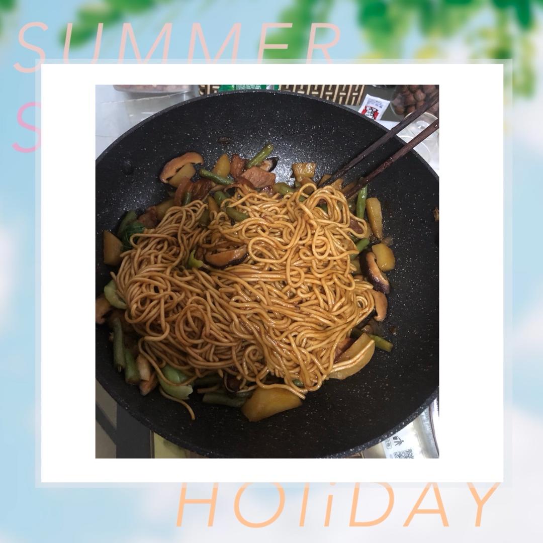 五花肉豆角土豆焖面