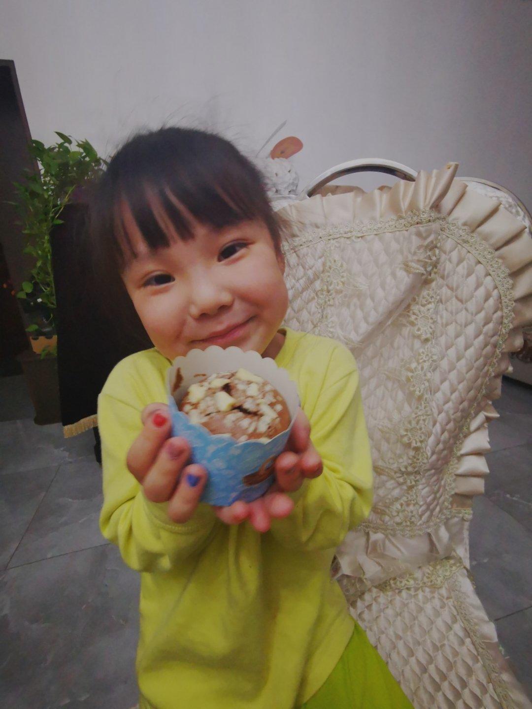 太完美了！超级浓郁松软绵密的巧克力豆小蛋糕，底不凹，顶不塌，操作简单，容易上手，快来试试吧！