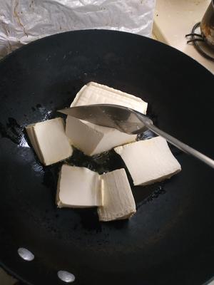葱爆豆腐——太费米饭的做法 步骤1