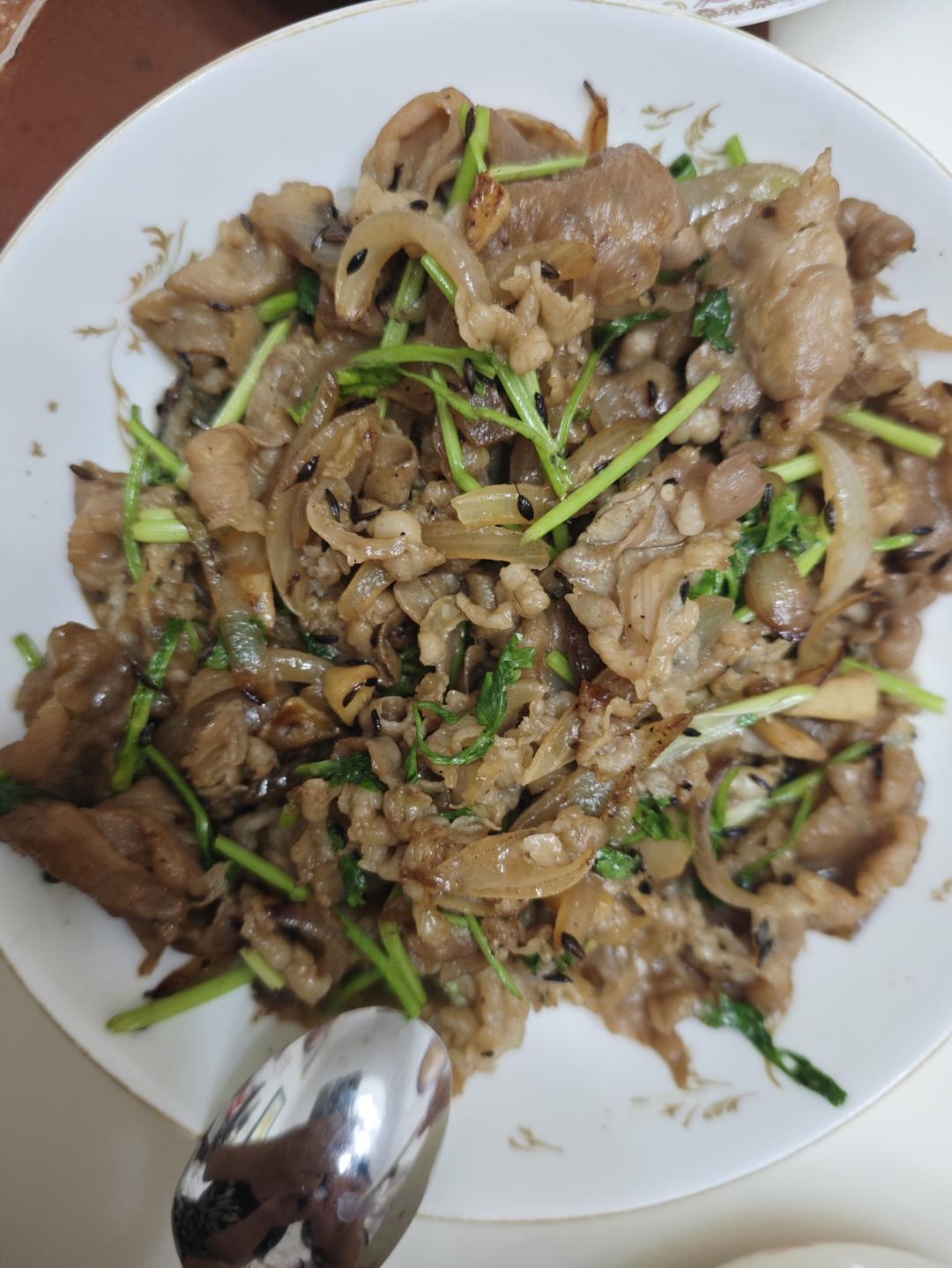 洋葱香菜爆羊肉片，媲美饭店的铁板羊肉，简单零失手～